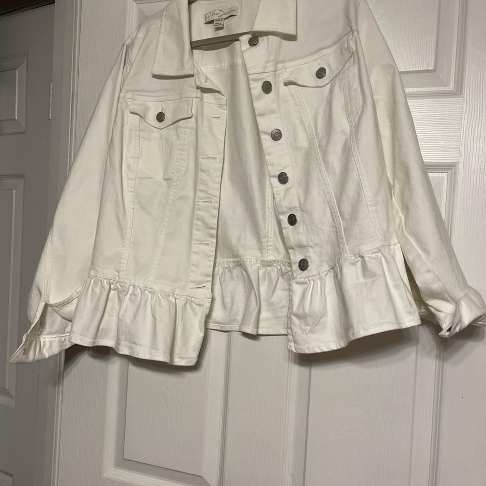 Elegant White Denim Jacket with Ruffle Hem